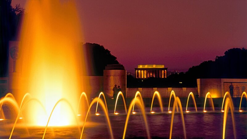 fountain at dusk with lincoln memorial