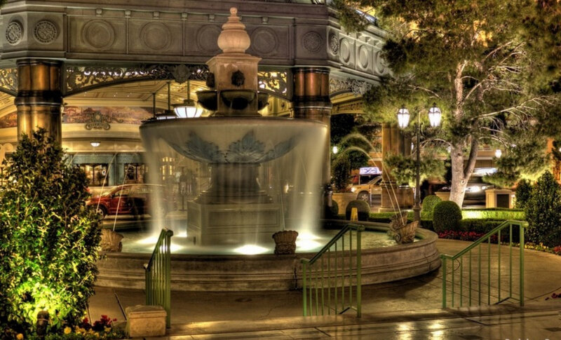 fountain at night in las vegas