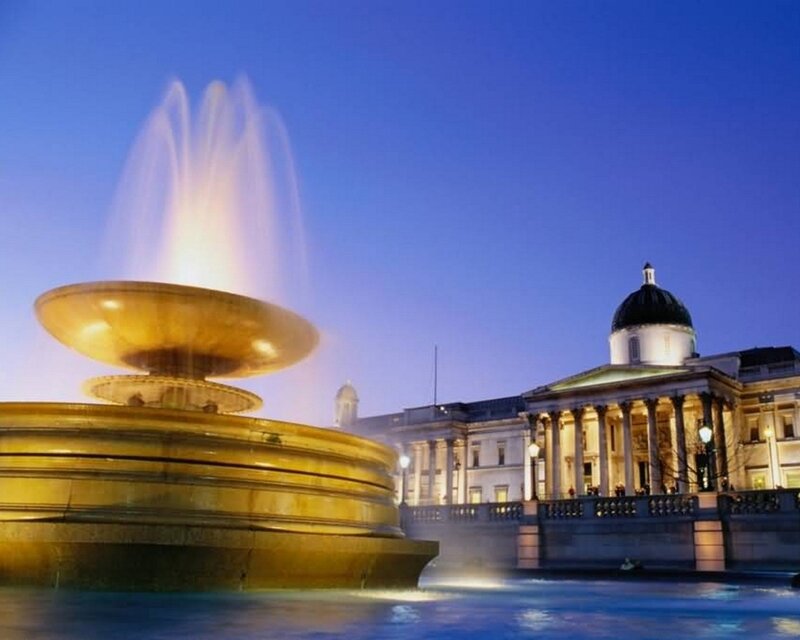 fountain at trafalgar square