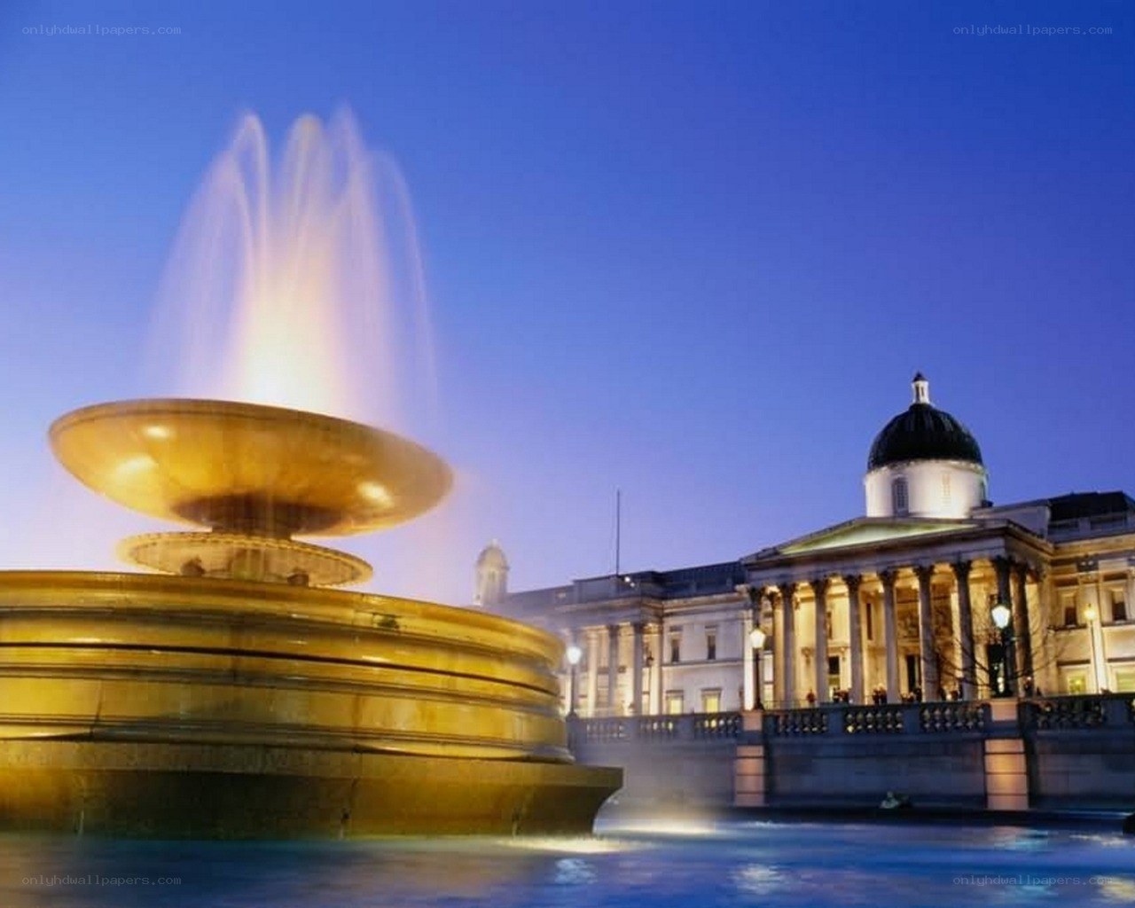 fountain at trafalgar square