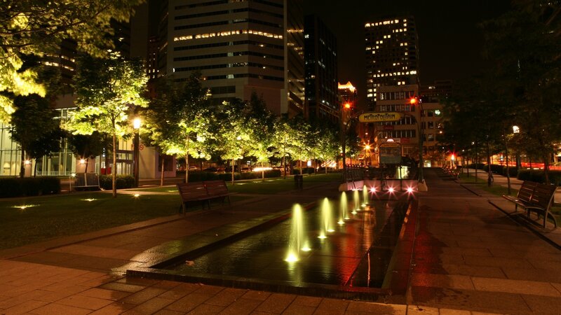 Fountain in City Park — Green, Calm