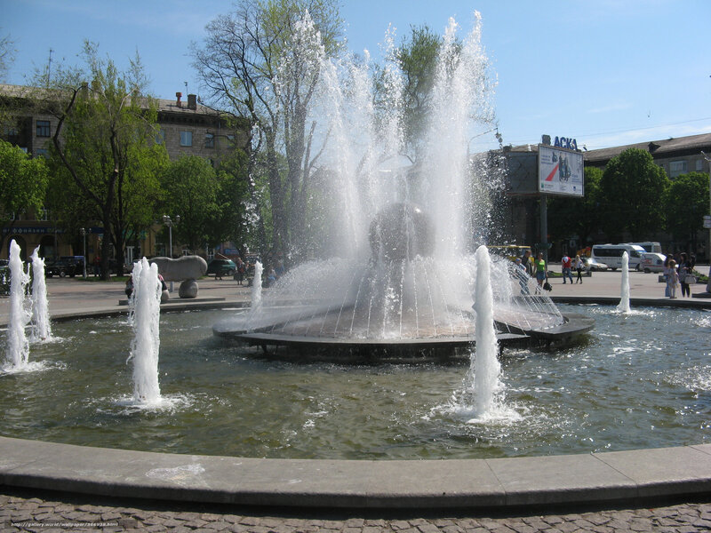 Fountain in City Square — Blue, Bright