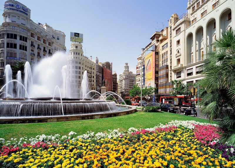 Fountain in City Square — Green, Bright