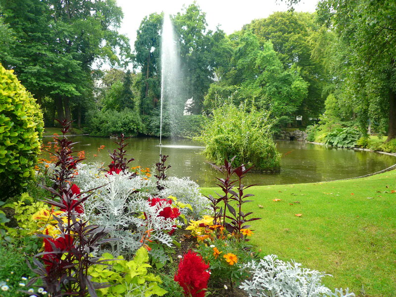 Fountain in Garden Pond — Green