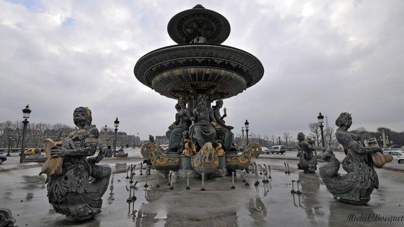 Fountain in Paris on a cloudy day