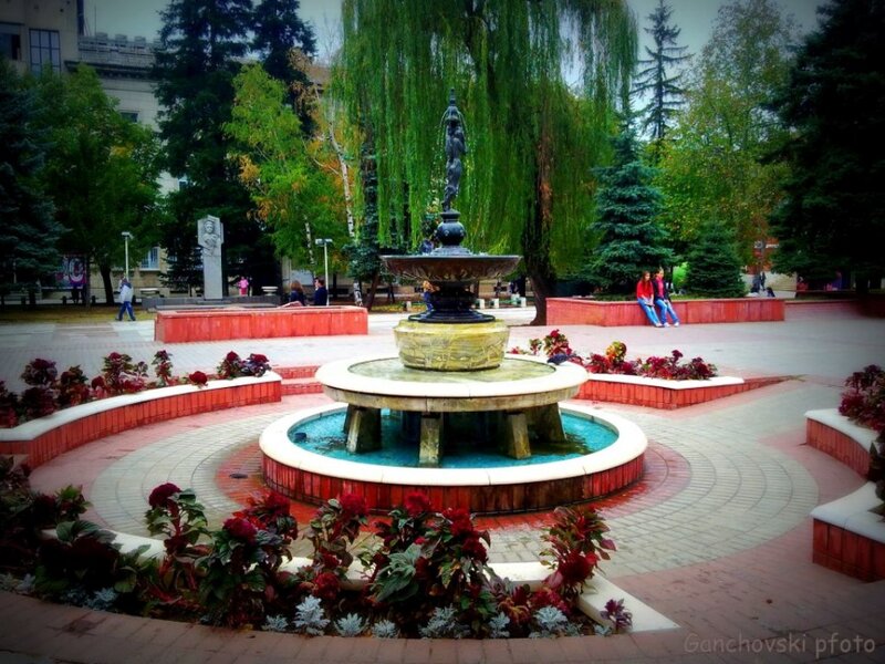 Fountain in Park — Green, Calm, Autumn