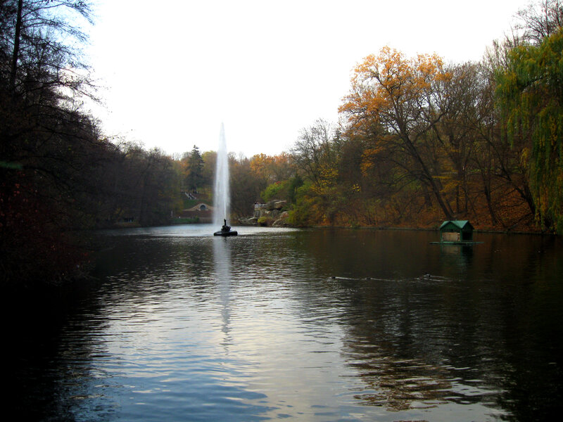 Fountain in Park Lake — Green, Serene