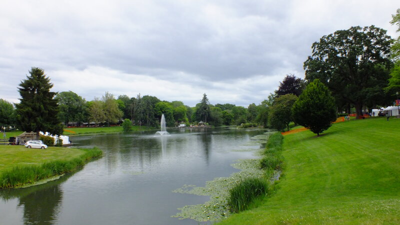 Fountain in Park Pond — Green, Calm