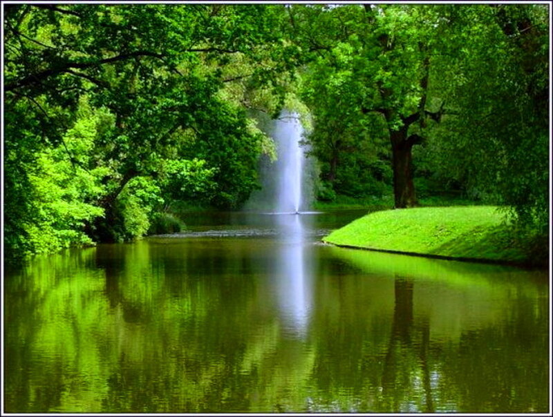 Fountain in Park Pond — Green