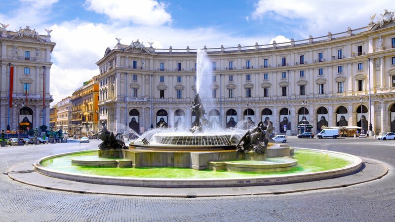 Fountain in Piazza Venezia — Green