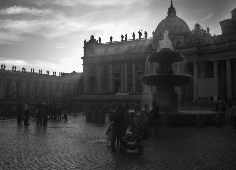 Fountain in Plaza — Black