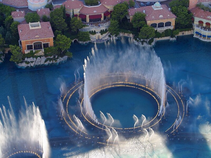 Fountain Show at Bellagio — Blue, Dramatic