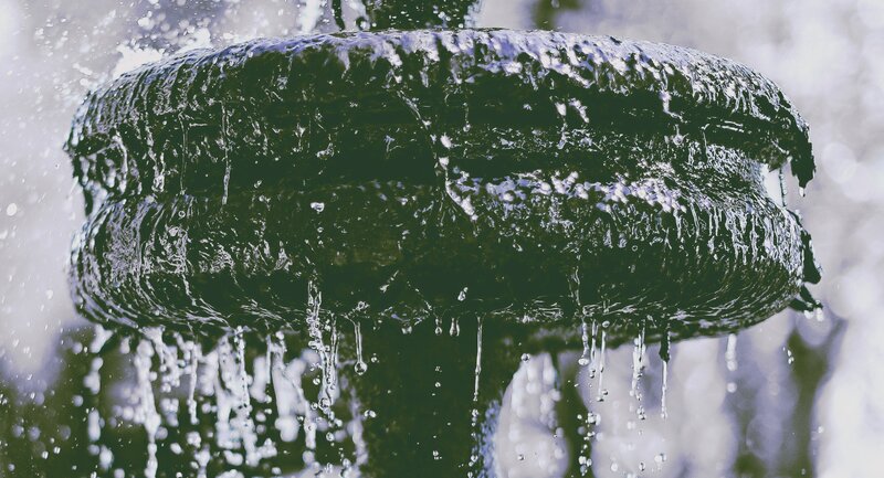 Fountain Water Droplets — Black, Calm