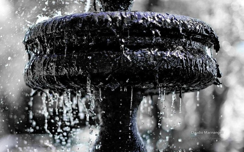 Fountain Water Droplets — Black