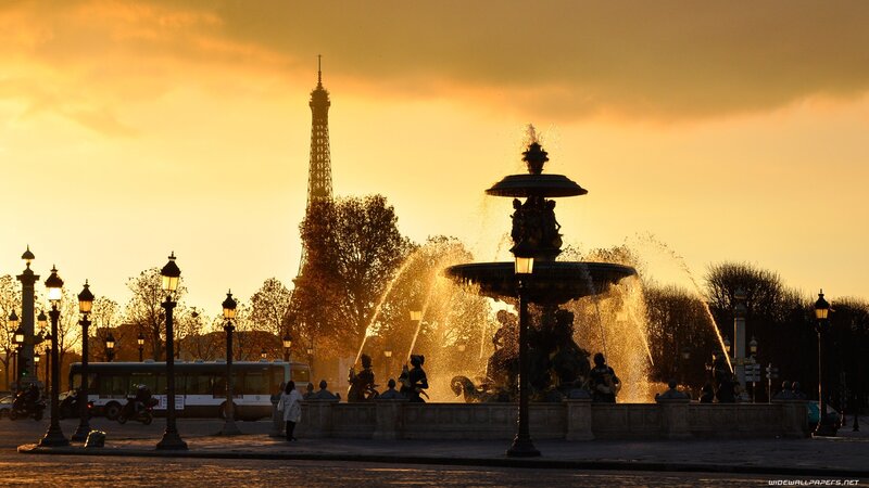 Fountain with Eiffel Tower — Gold