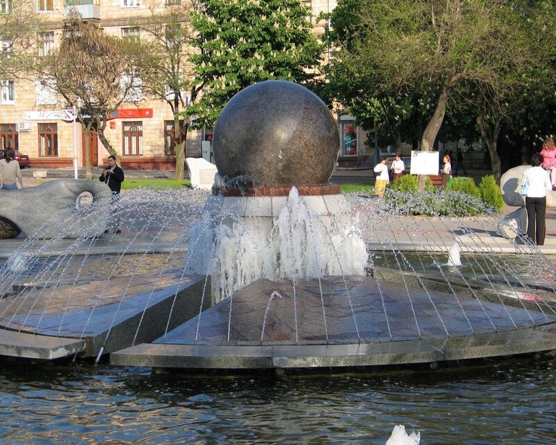 Fountain with Large Sphere — Gray