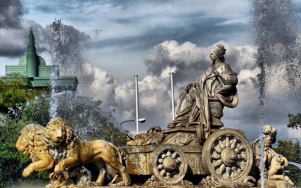 Fountain with lion statues