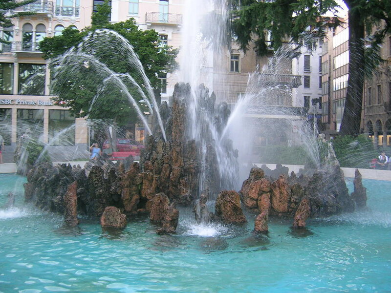 Fountain with Water Jets — Blue