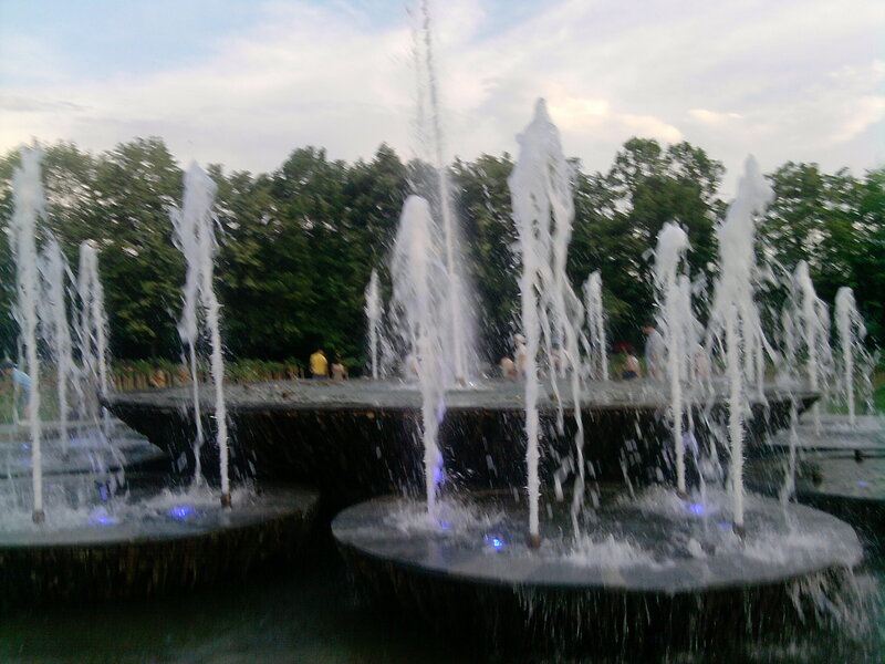 Fountain with Water Jets — White, Active