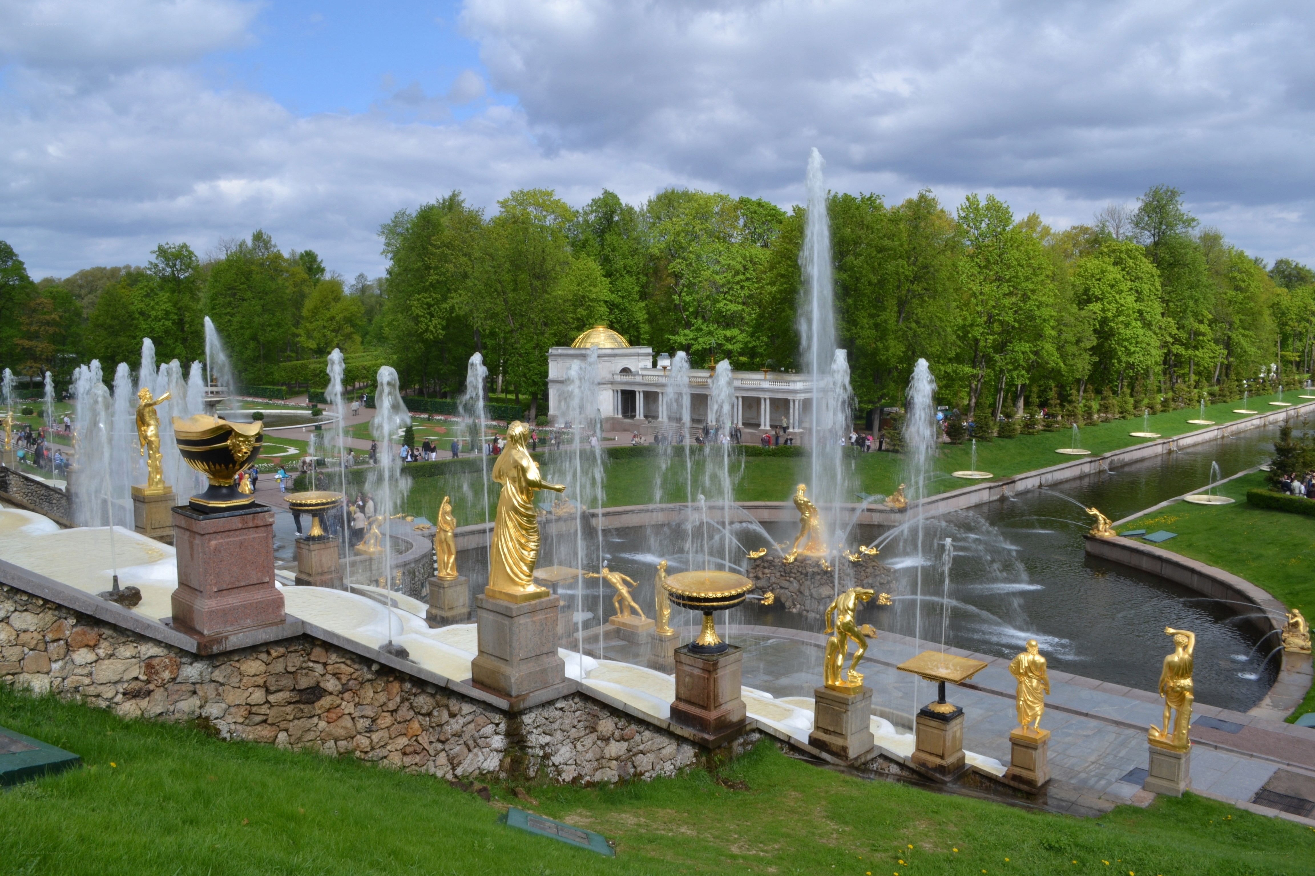fountains at peterhof palace