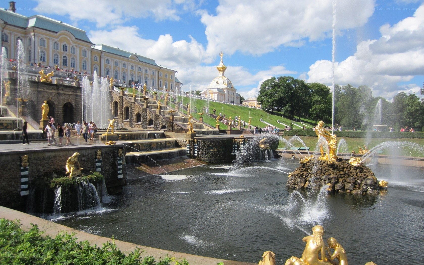 fountains at peterhof palace