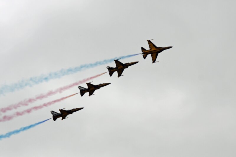 Four Jets in Formation — Gray, Dynamic