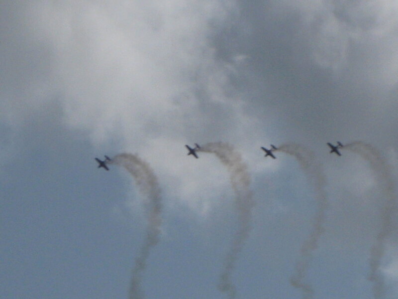Four Planes in Formation — Gray, Dynamic