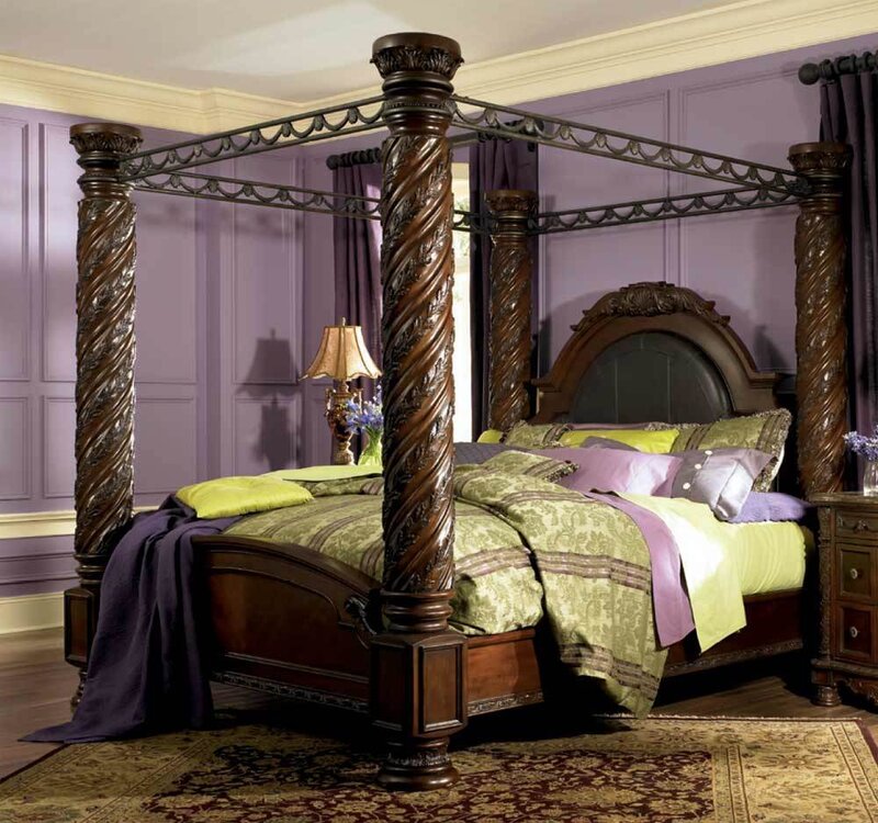 Four-poster Bed in Bedroom