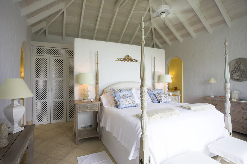 Four-poster Bed in Bedroom — White