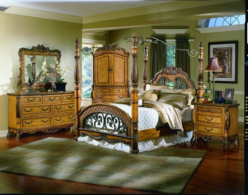 Four-poster Bedroom Set
