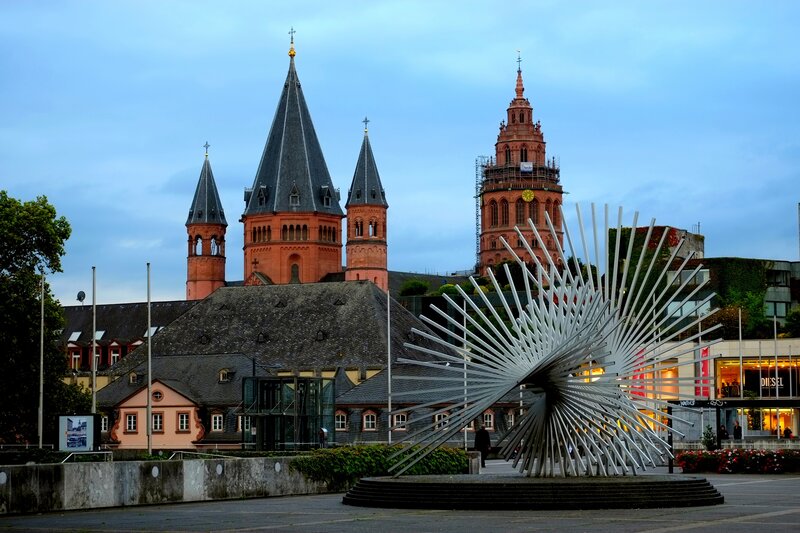 Frankfurt Cathedral and modern sculpture
