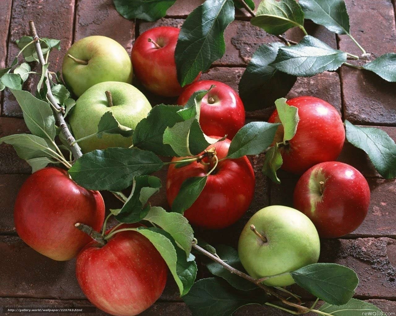 Fresh apples with leaves