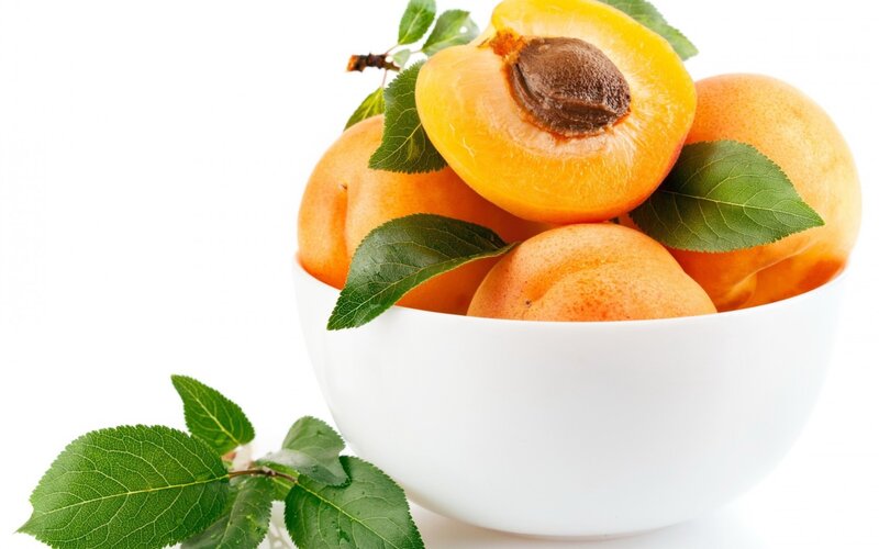 Fresh apricots in a bowl