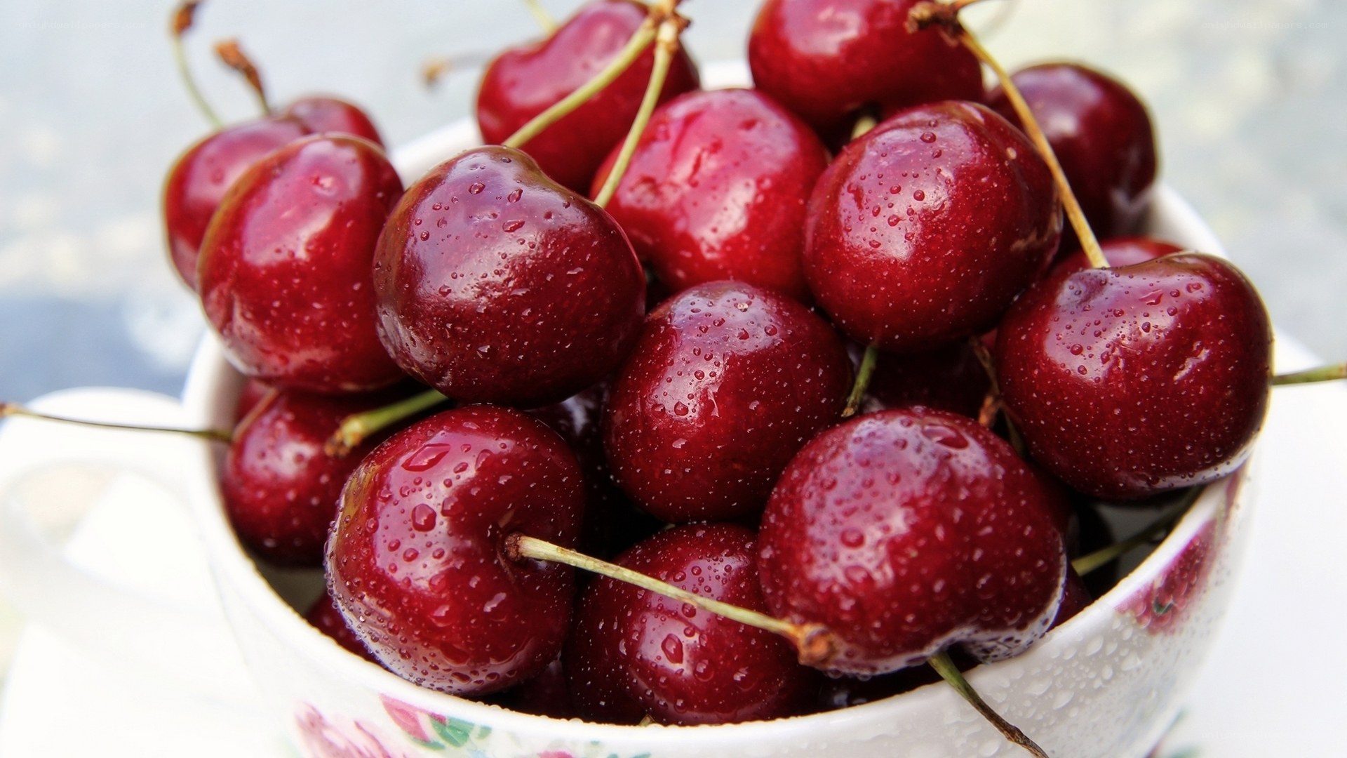 Fresh cherries in a bowl