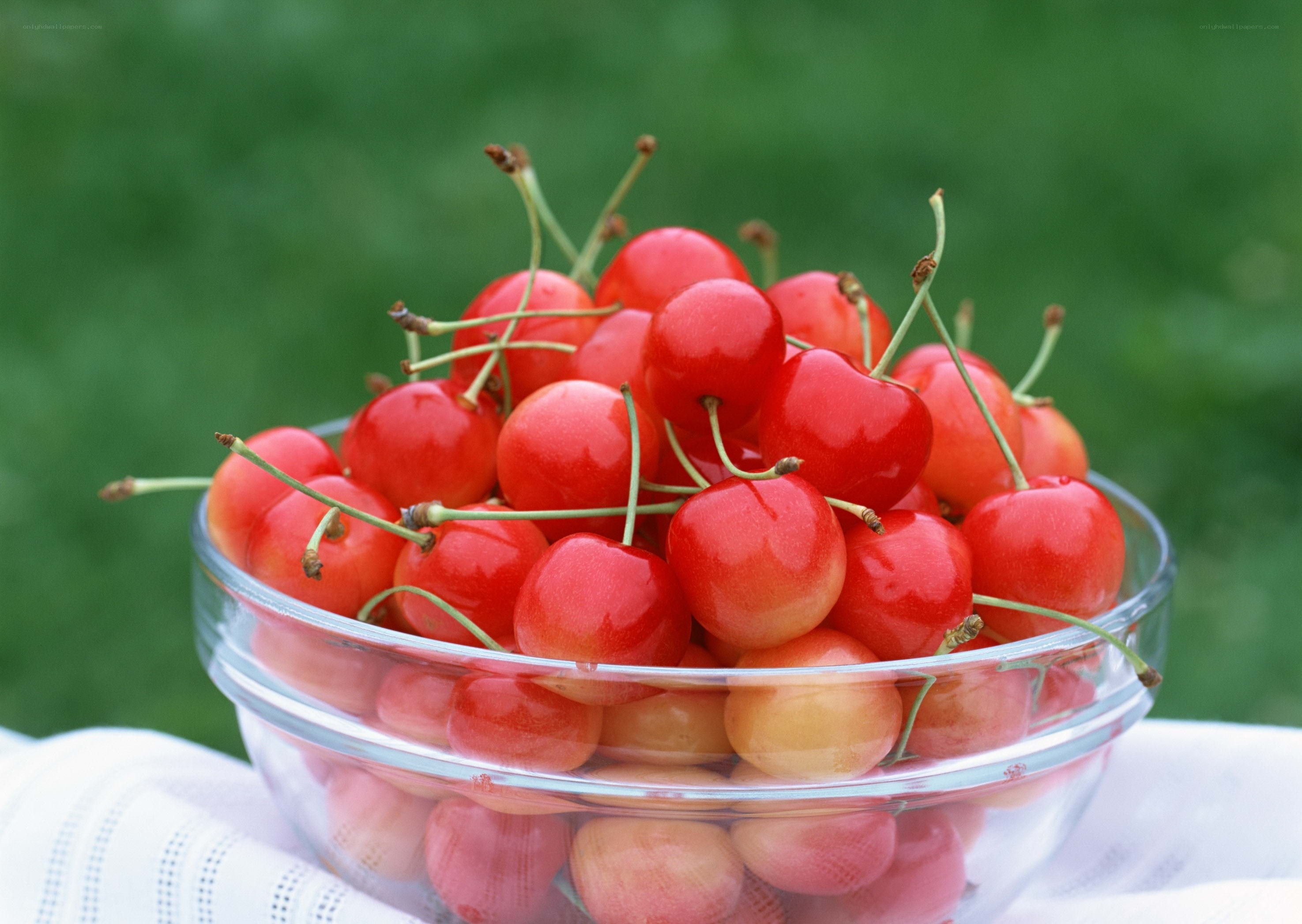Fresh cherries in a glass bowl