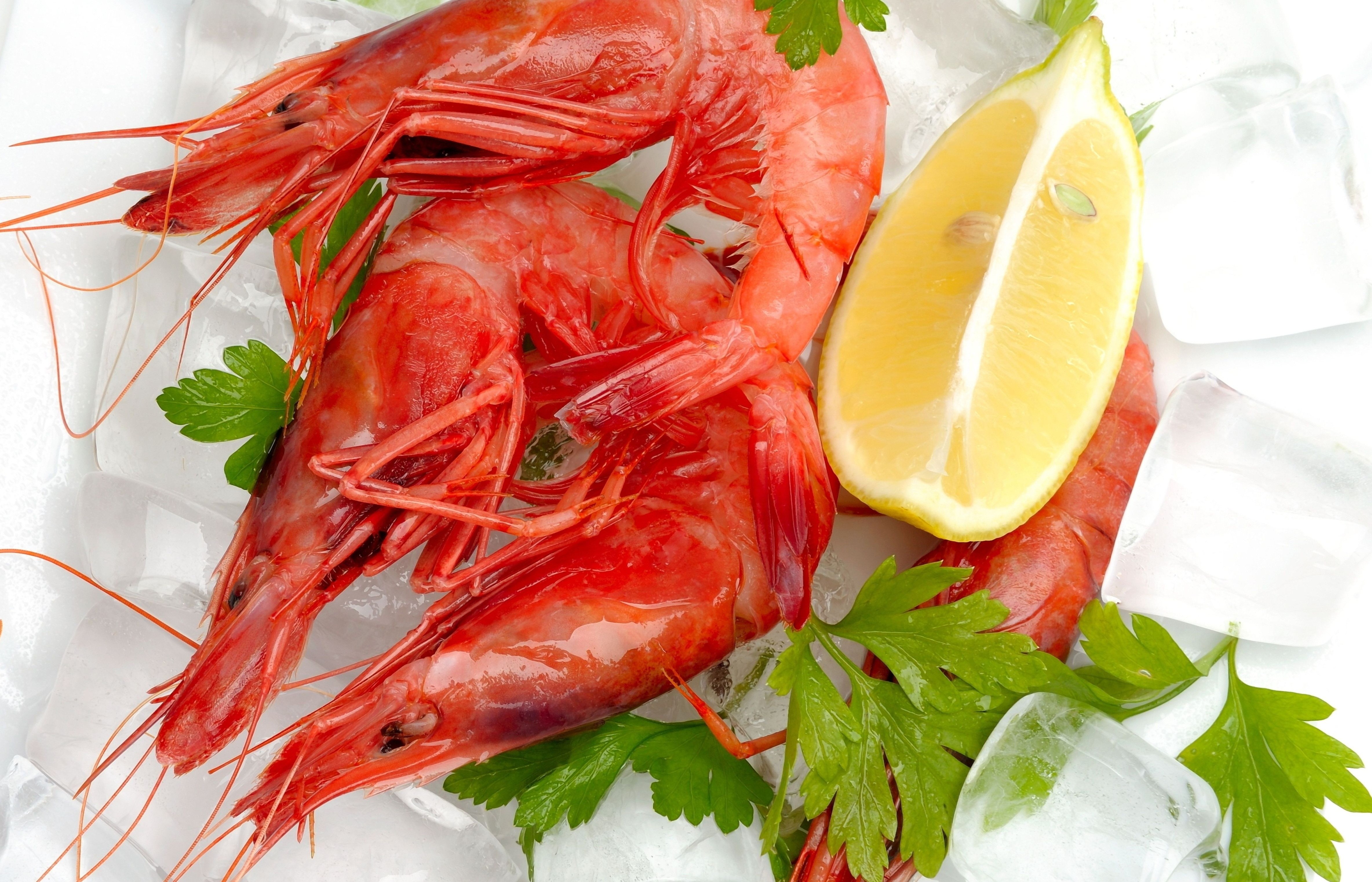 Fresh cooked shrimp with lemon
