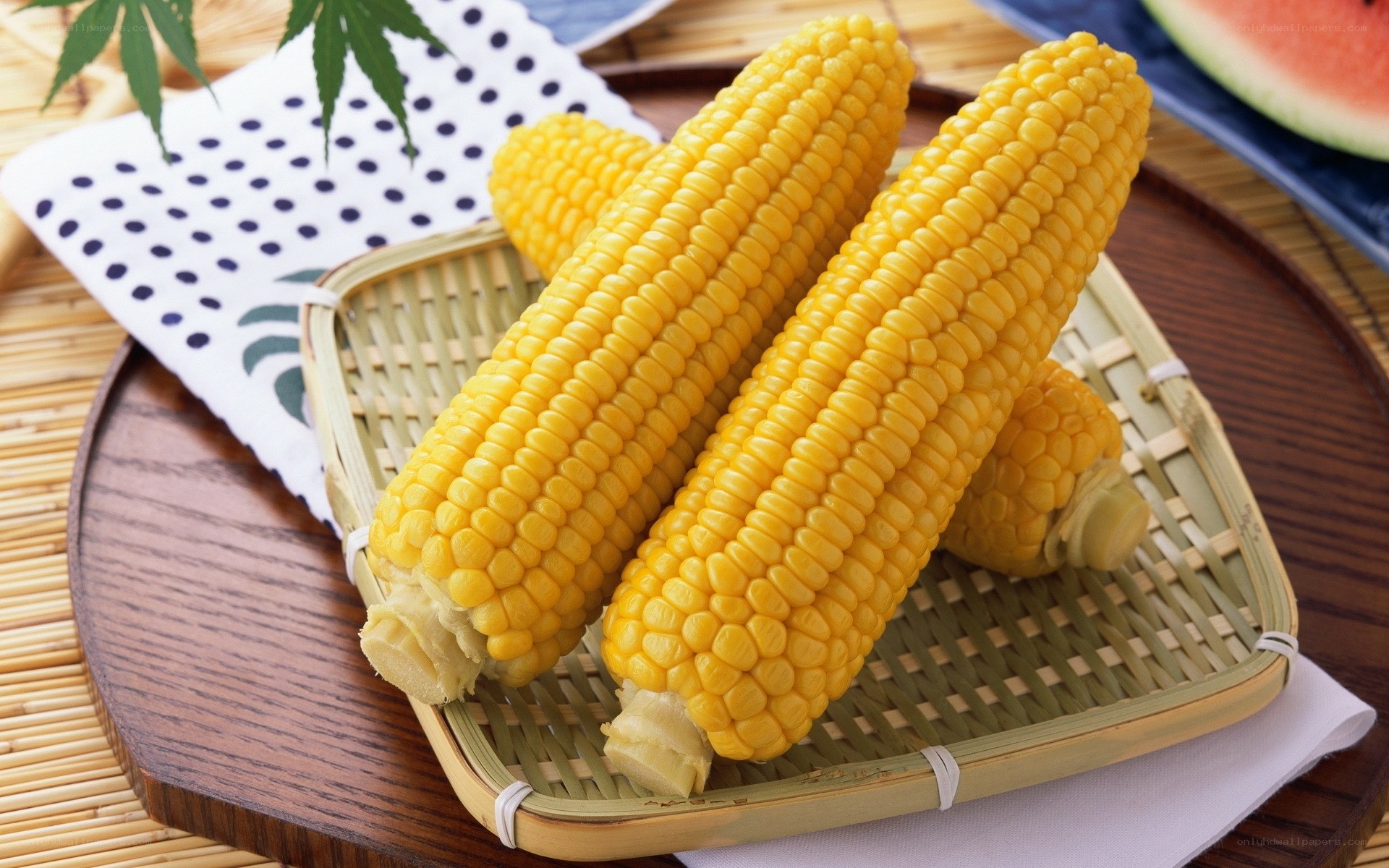 Fresh corn on a bamboo tray