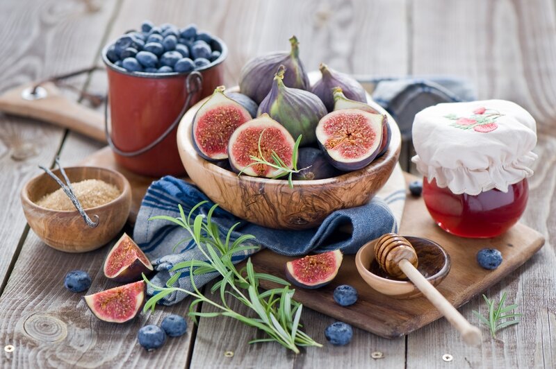 Fresh figs and blueberries with honey