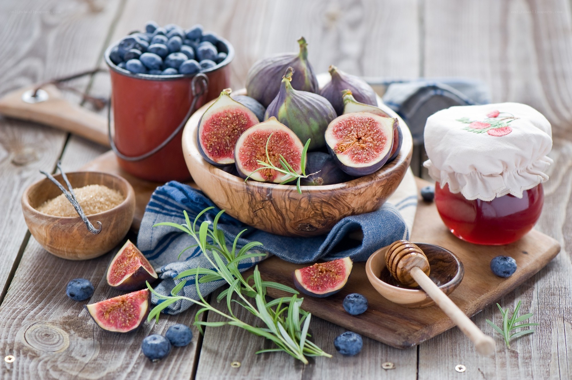 Fresh figs and blueberries with honey