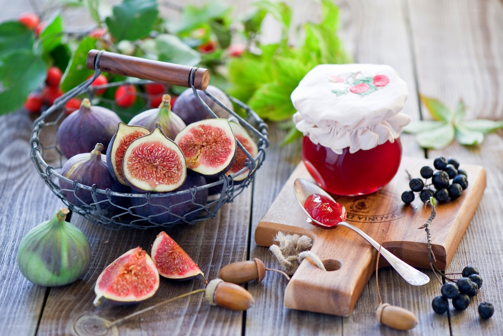 Fresh figs and jam on wood