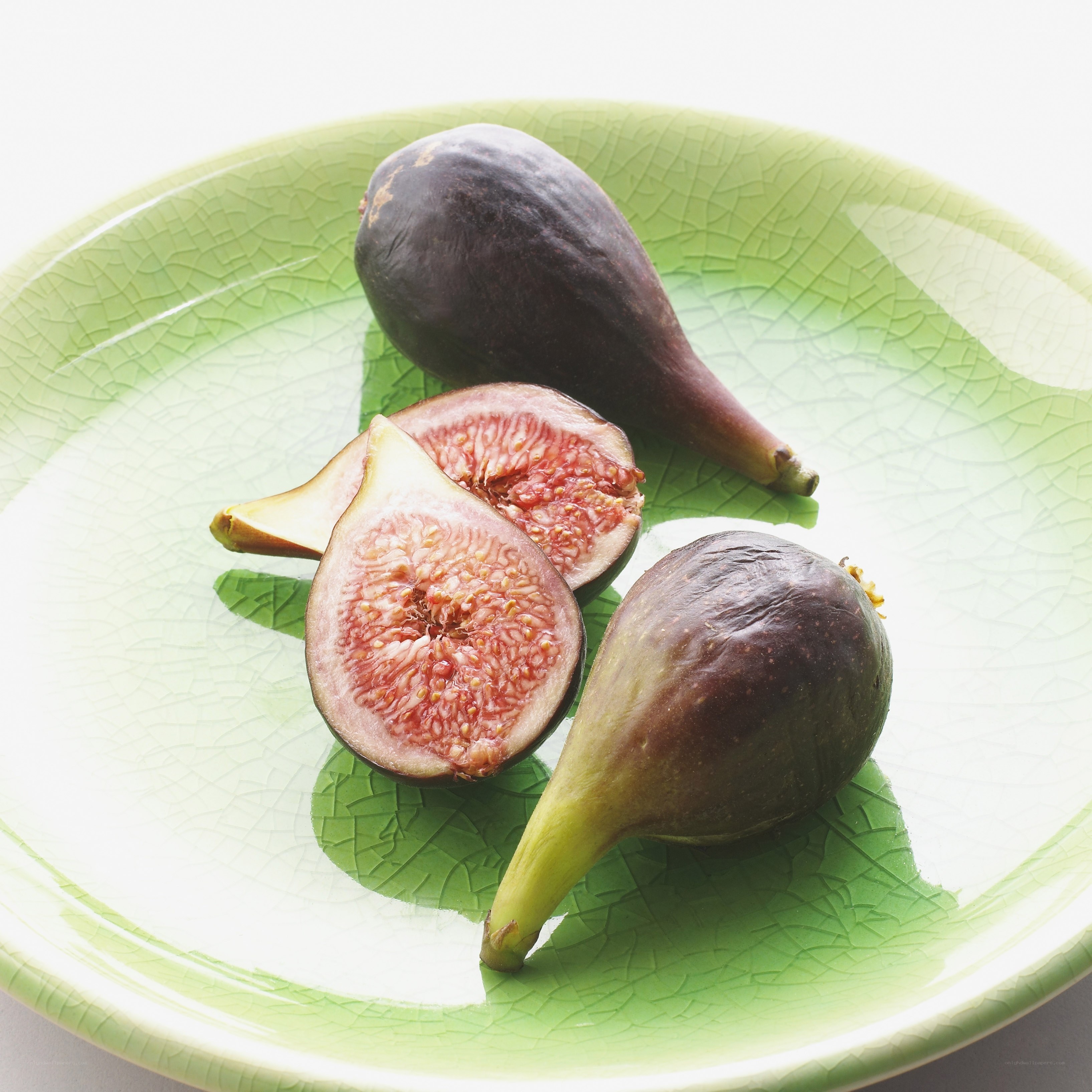 Fresh figs on a green plate