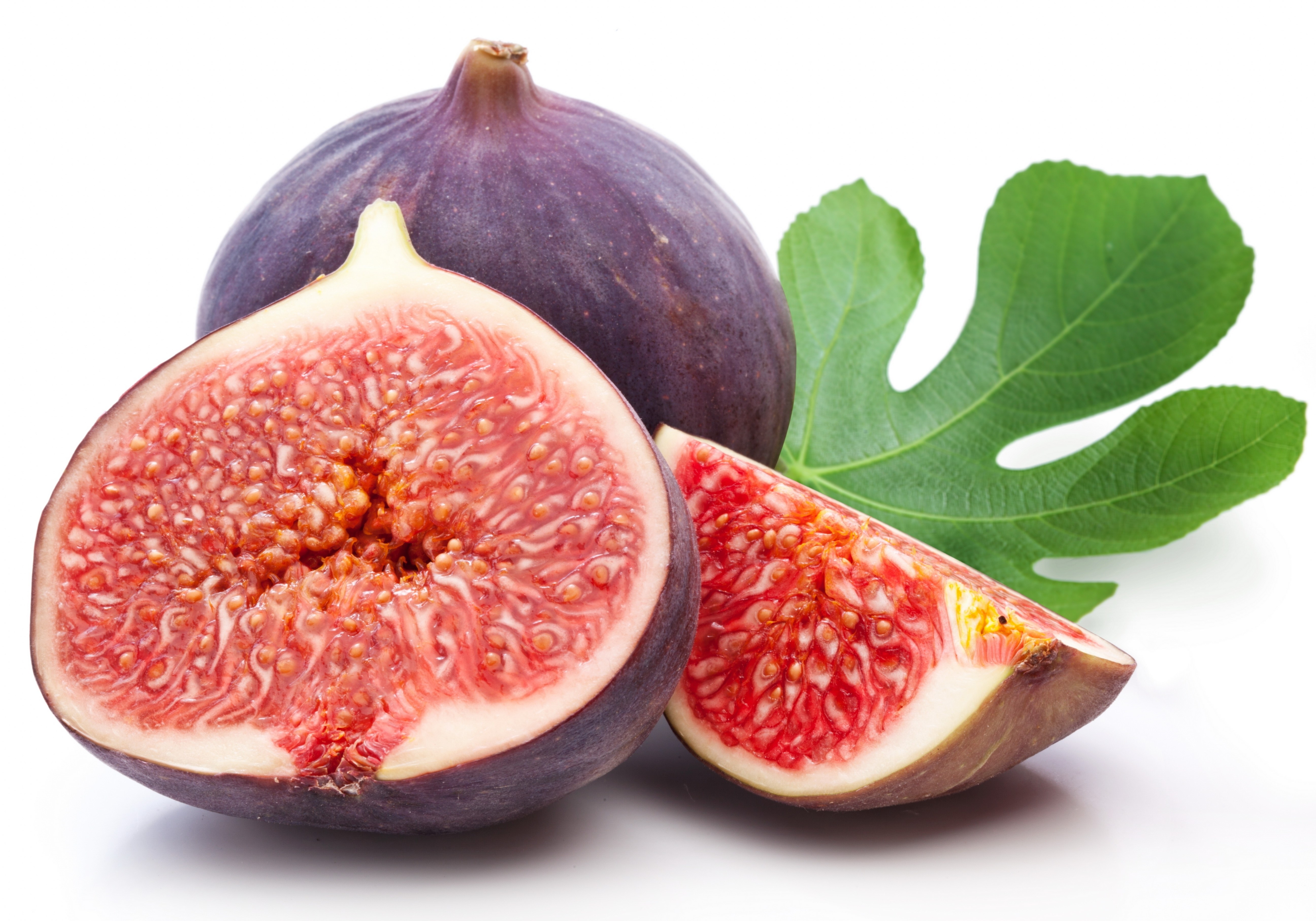Fresh figs with green leaf
