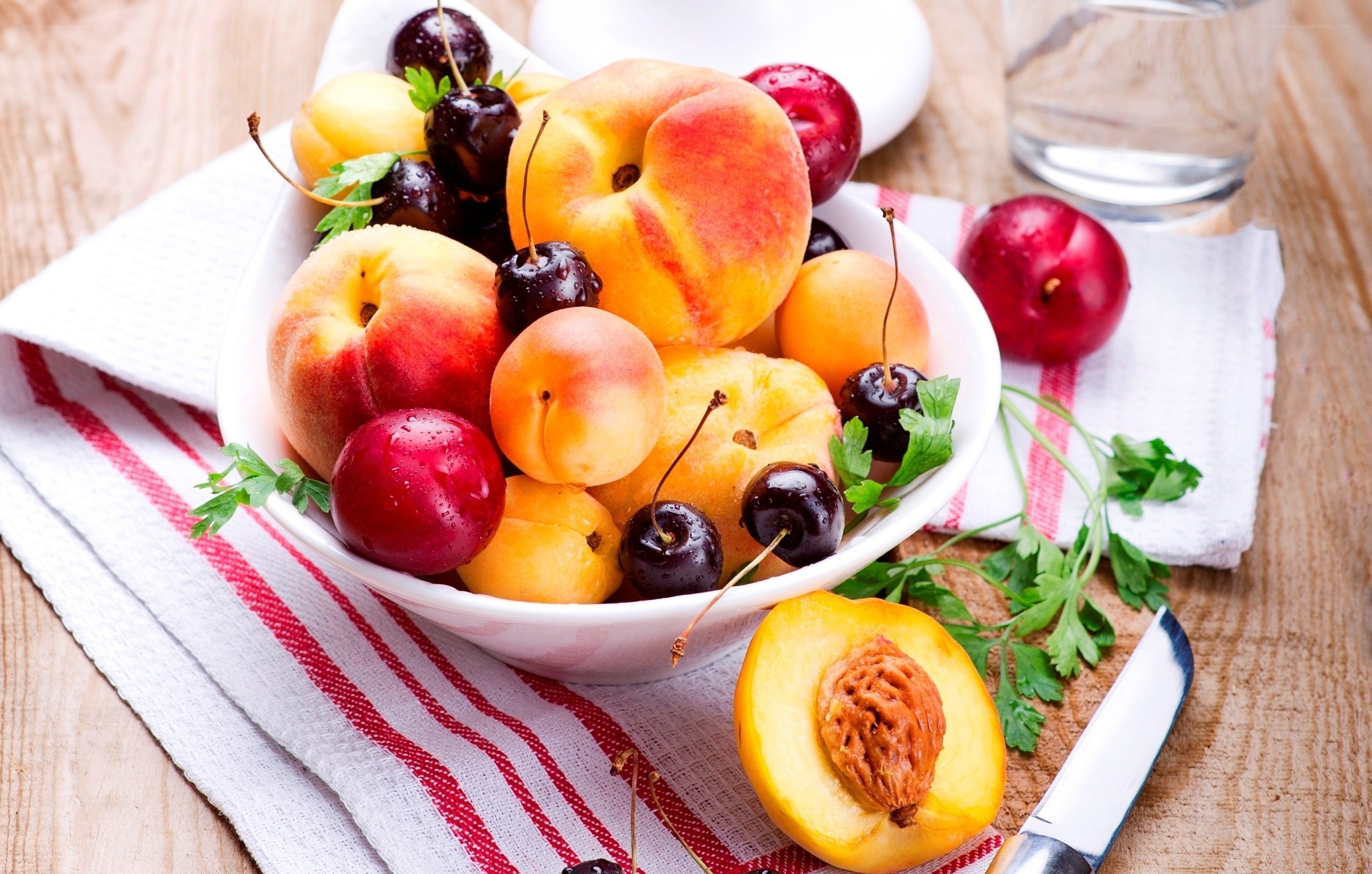 Fresh fruit bowl on table