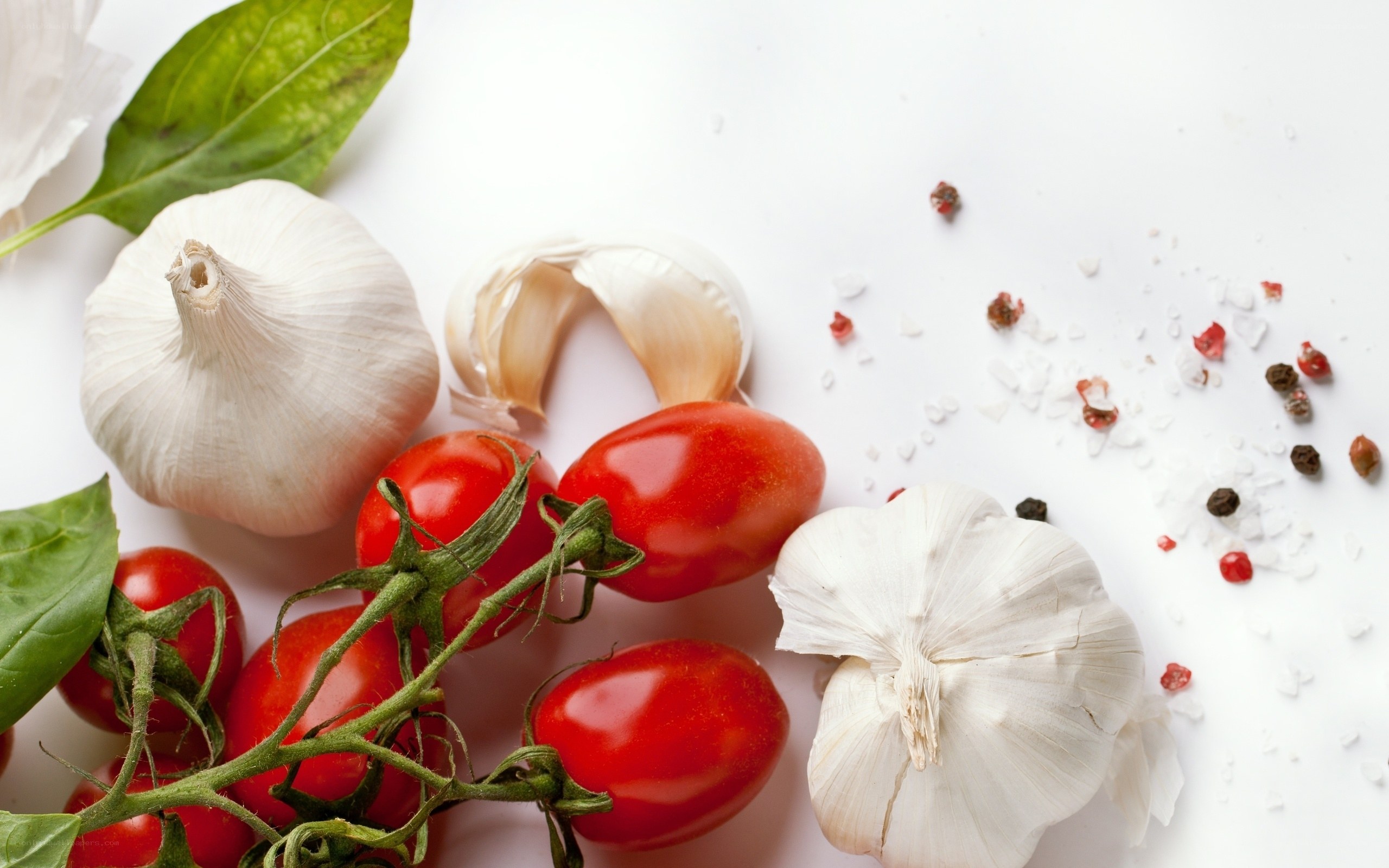 fresh garlic and tomatoes