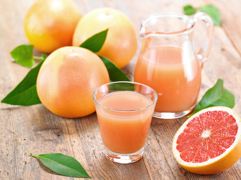 Fresh grapefruit juice and fruit