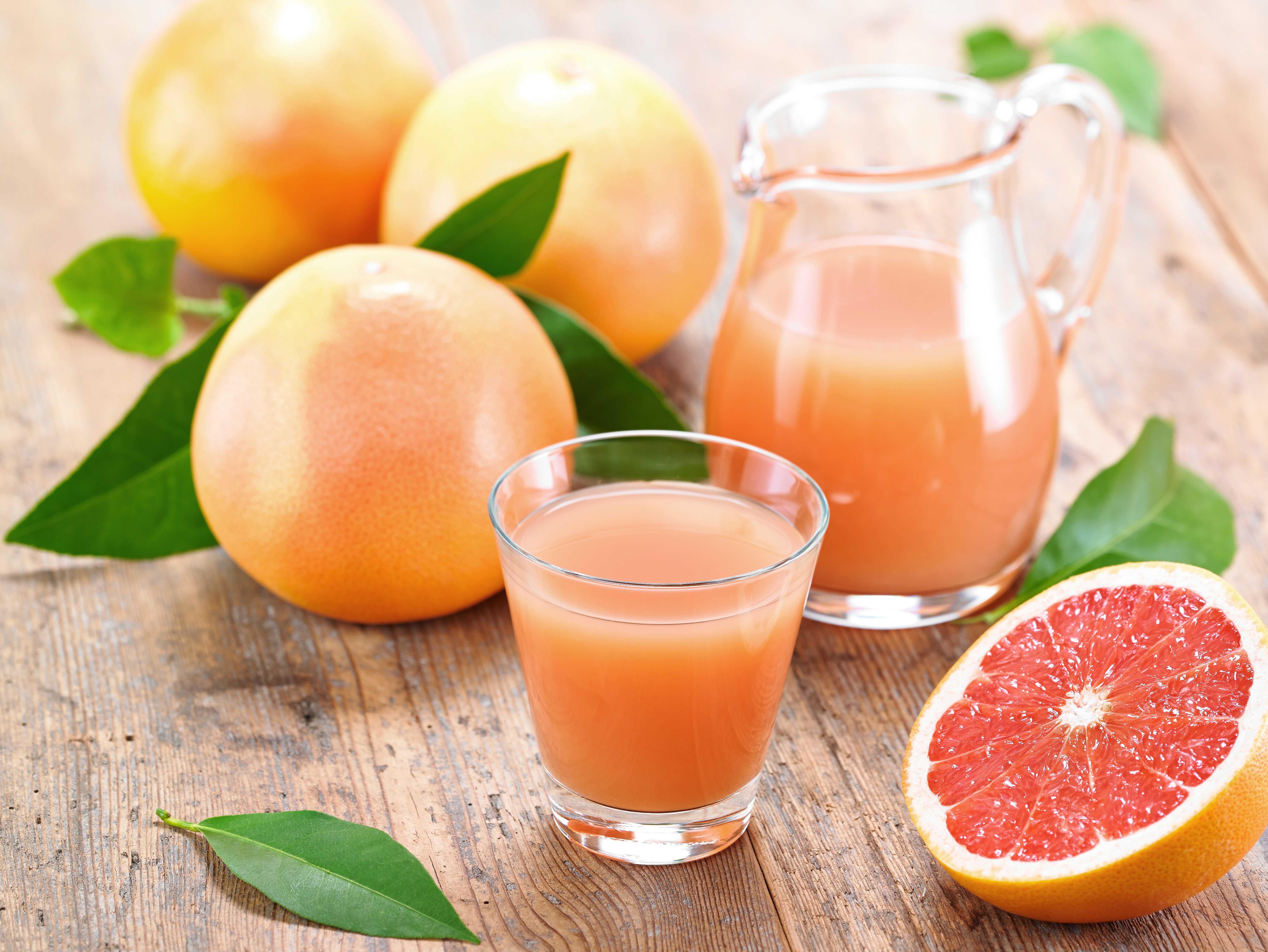 Fresh grapefruit juice and fruit