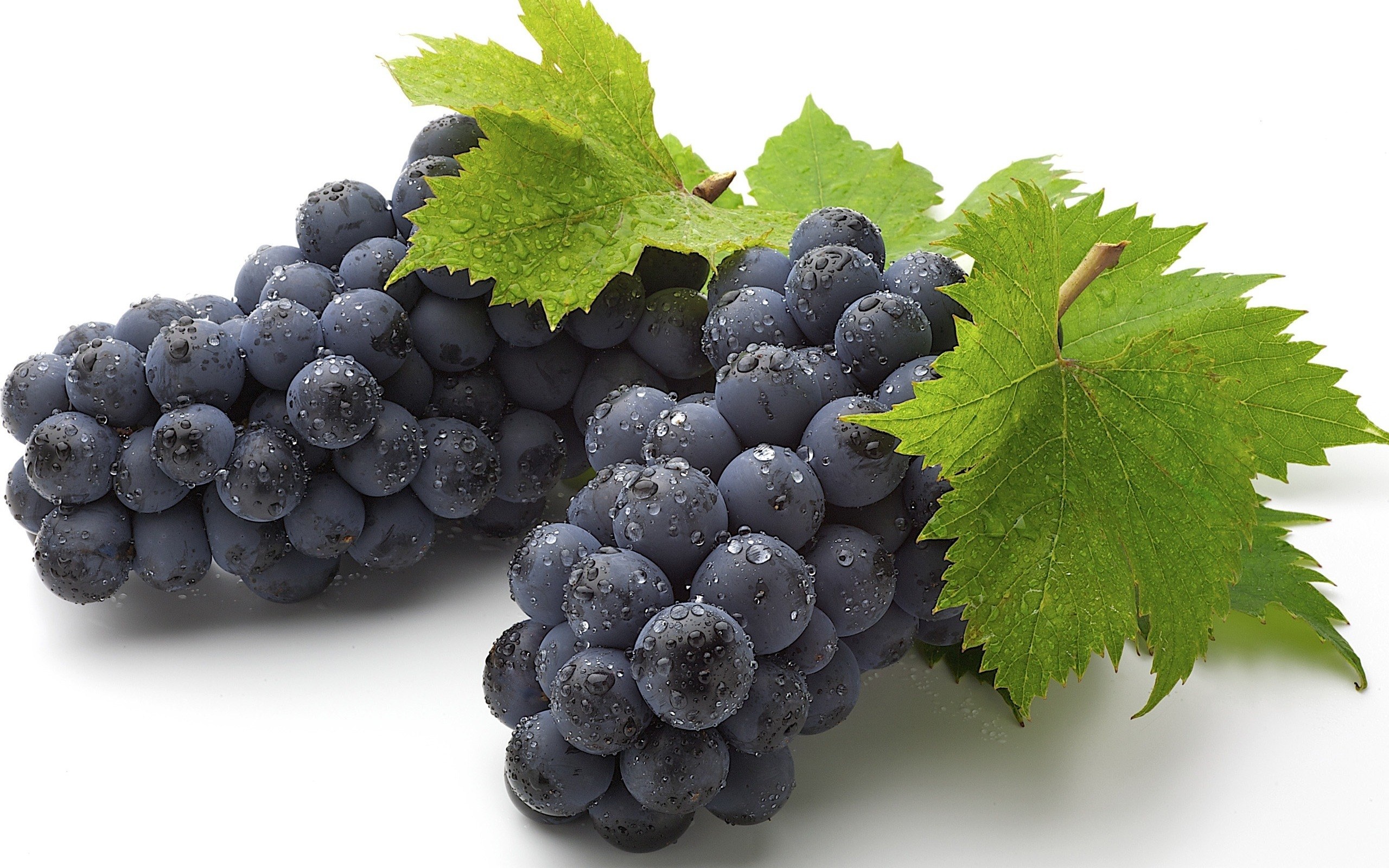 fresh grapes with leaves