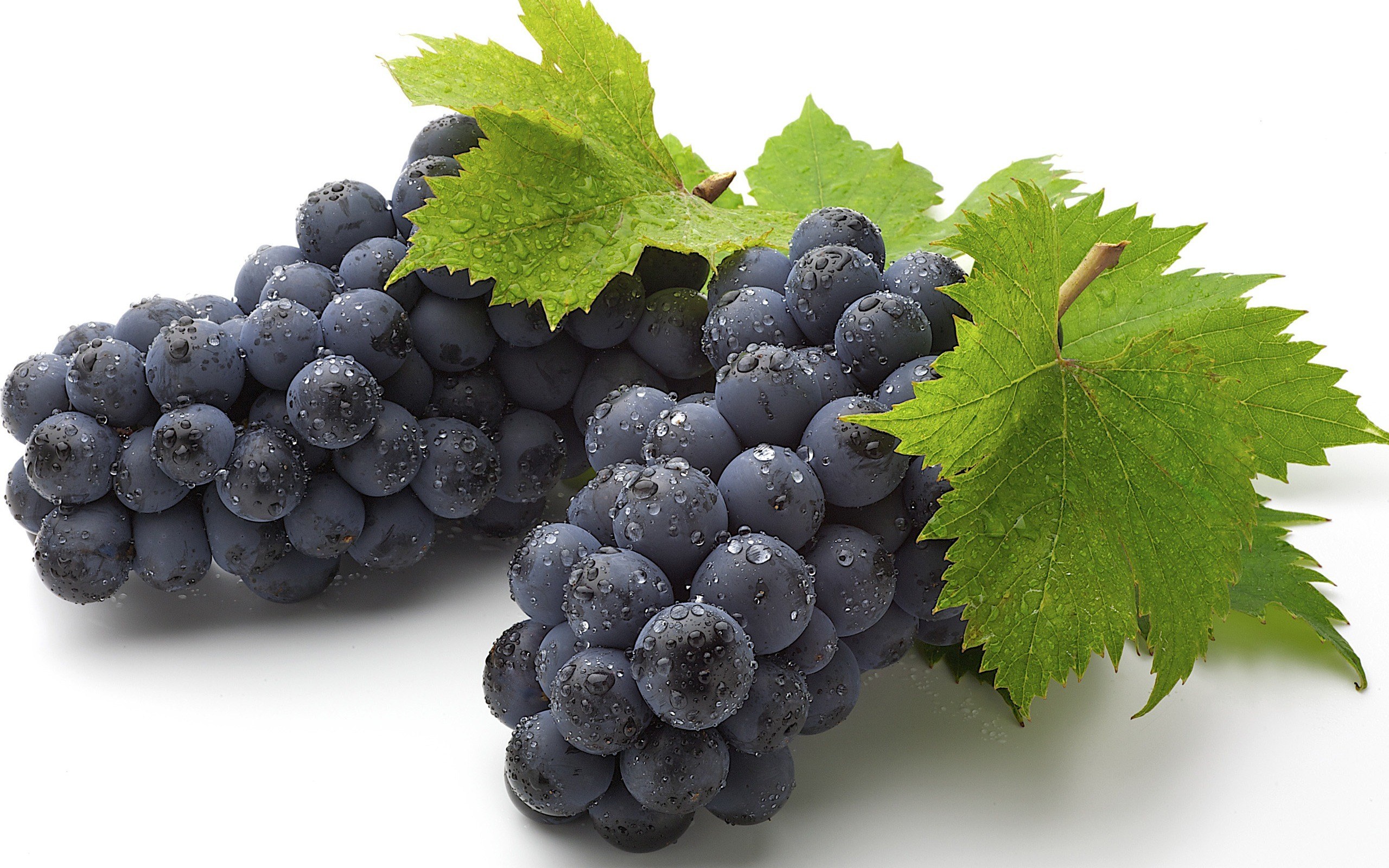 fresh grapes with leaves