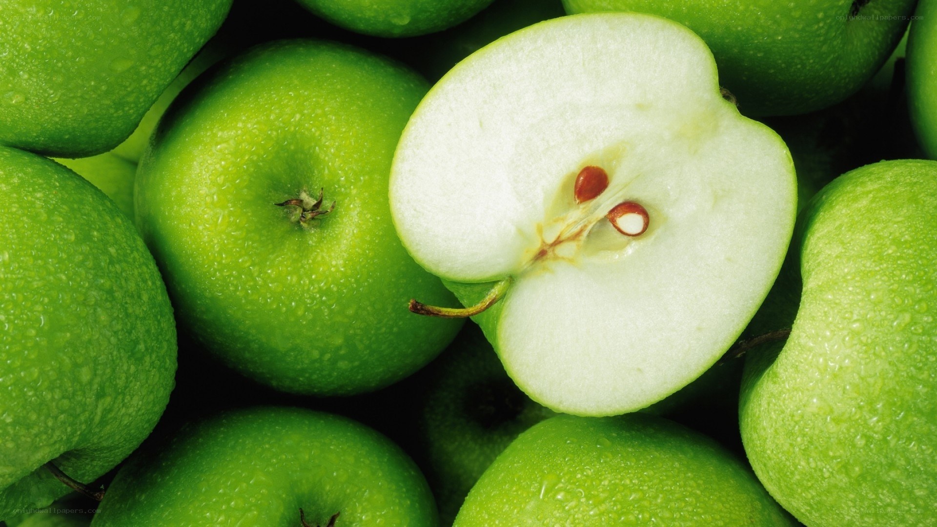 Fresh green apples close-up