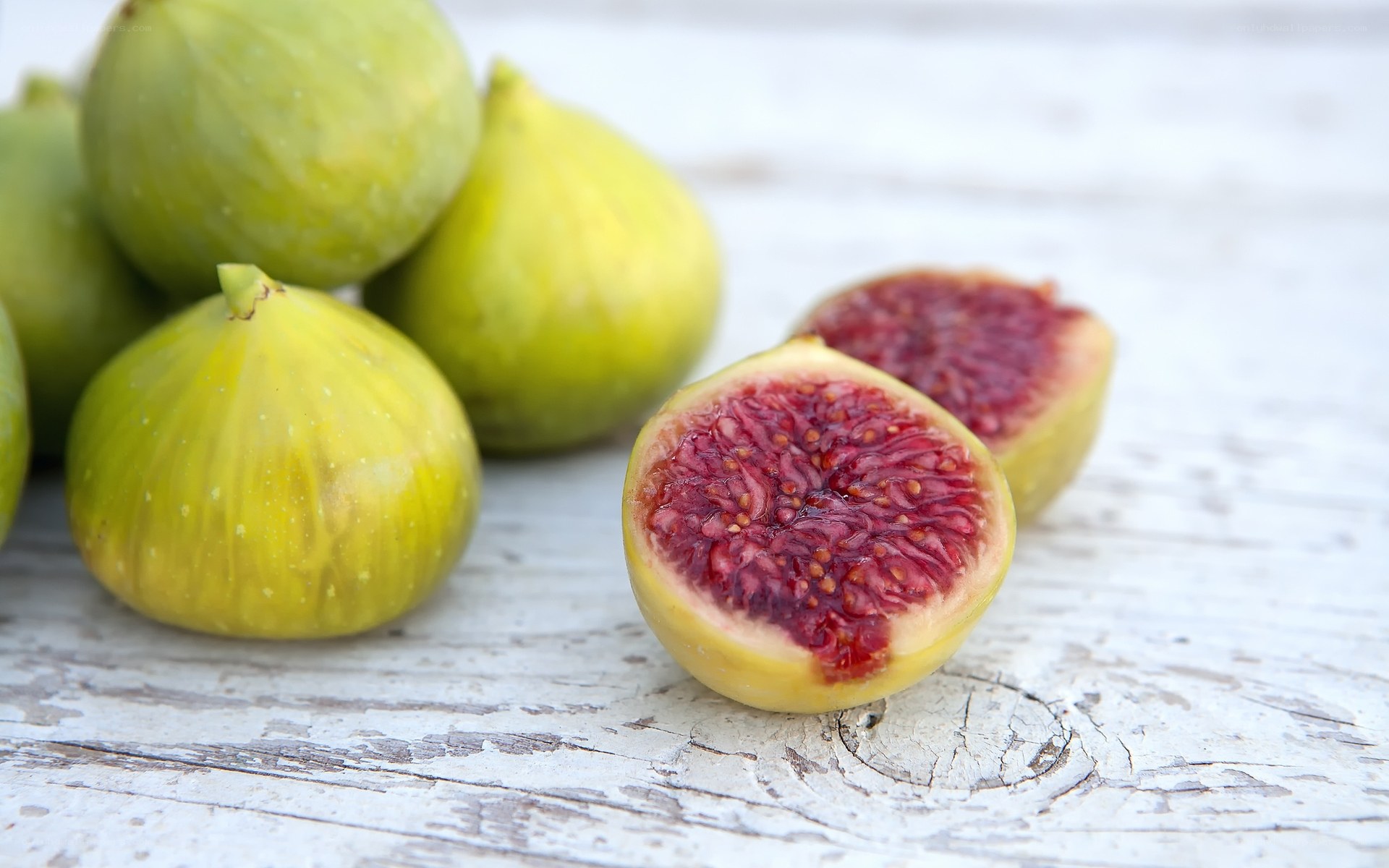 Fresh green figs on wood